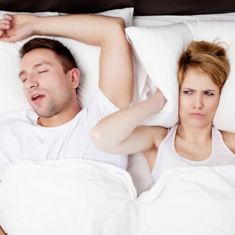 パートナーのいびきで眠れない！いびきを止める簡単な方法