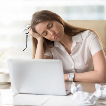 睡眠不足が招く仕事のパフォーマンス低下と性格の変化