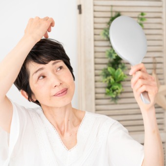 中高年からの抜け毛にヘアケアは効果的？女性の髪の悩みあれこれ