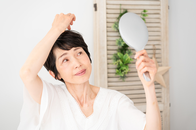 中高年女性の髪の悩み抜け毛・パサつき・コシ低下はなぜ起こる?